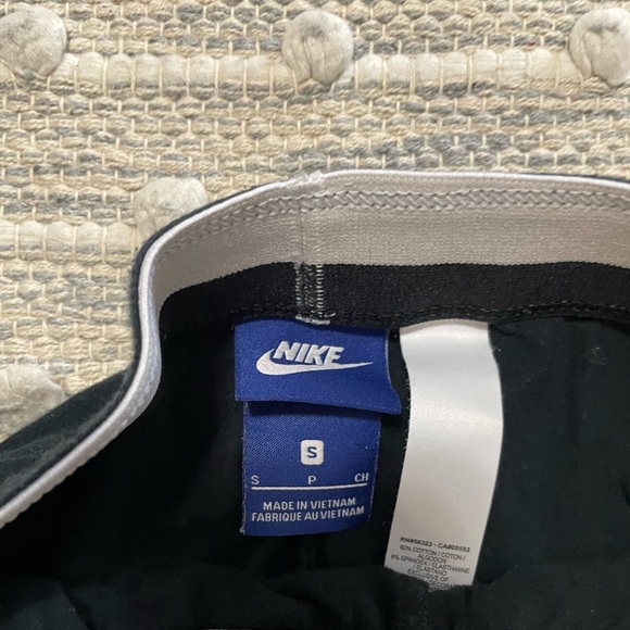 Nike size small 3/4ths cropped legging - Picture 3 of 5